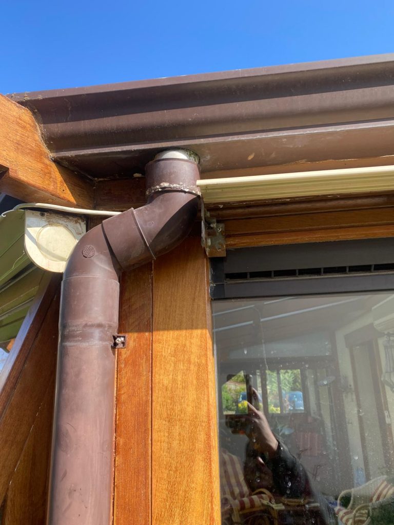 Gouttière en métal sur bois